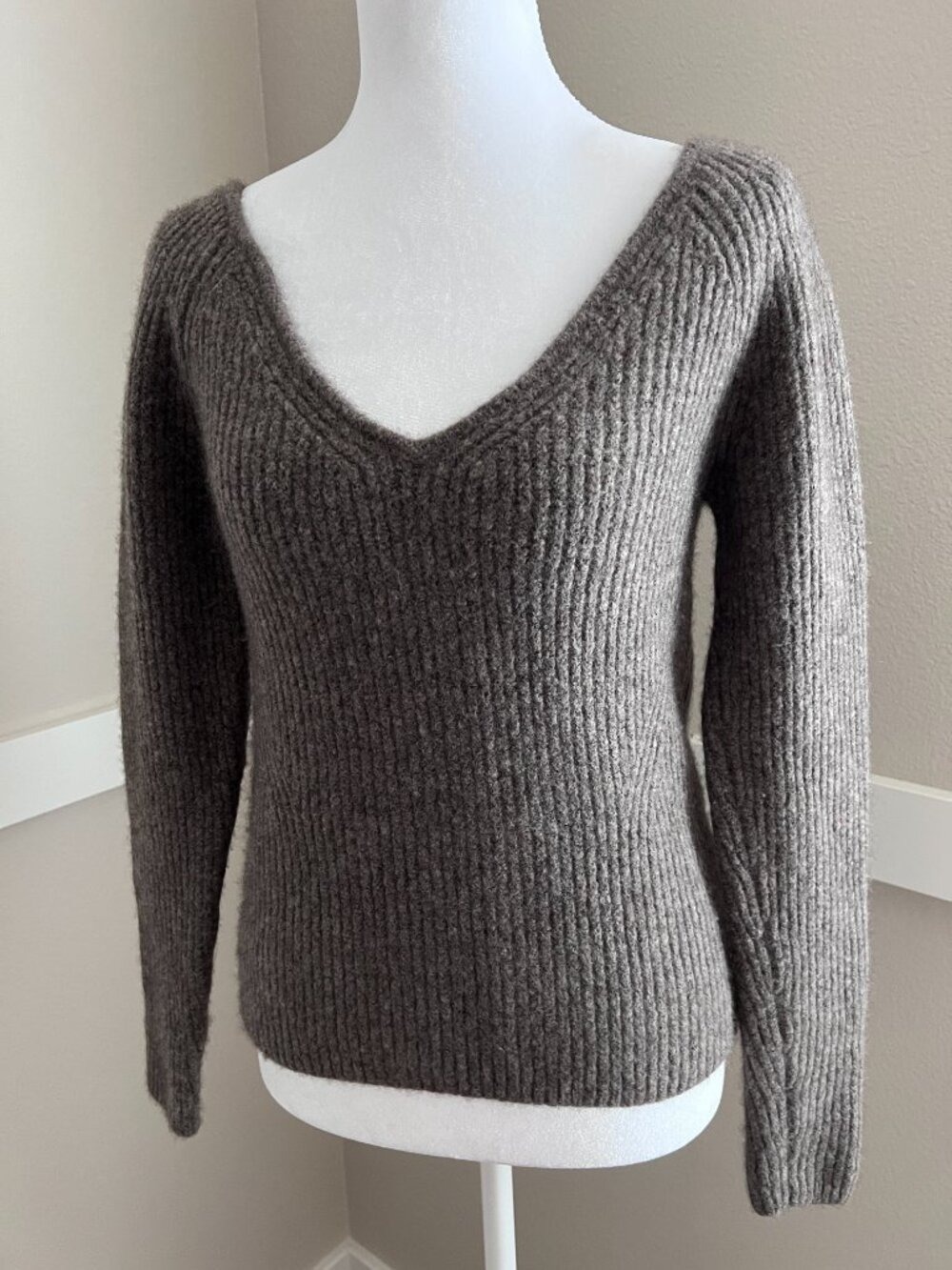Banana Republic Taupe Ribbed Wide V-Neck Wool Blend Sweater - Size Med - Picture 2 of 6